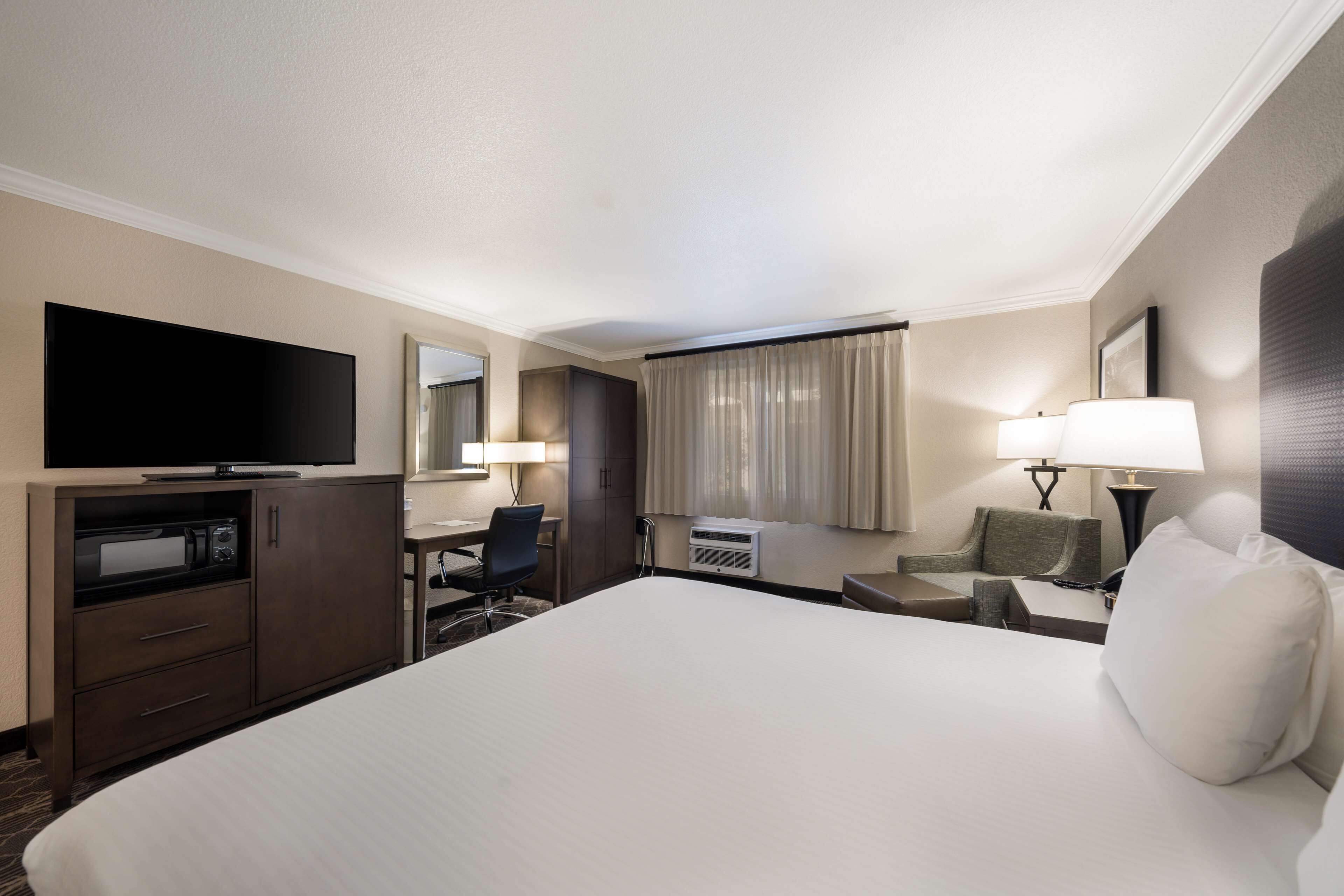 in-room safe, desk, laptop workspace, blackout curtains