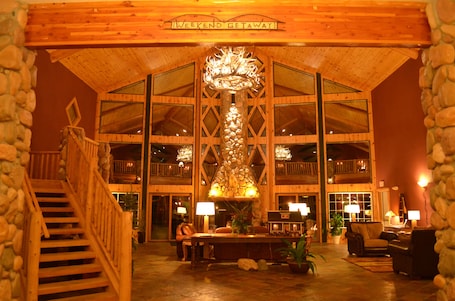 Lobby. Crooked River Lodge