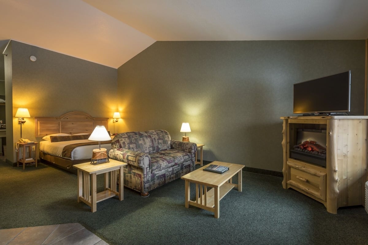Deluxe Room, Multiple Beds, Jetted Tub | Living area | TV
