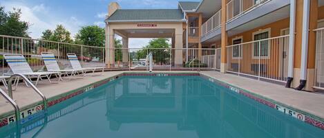 Piscine extérieure (ouverte en saison)