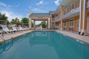 Una piscina al aire libre de temporada