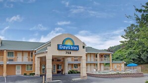 A Days Inn with a sign displaying the number 753. - Days Inn by Wyndham Marietta White Water (Marietta)