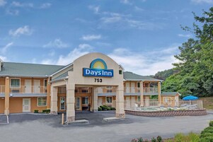 Un Days Inn con un cartel que muestra el número 753.