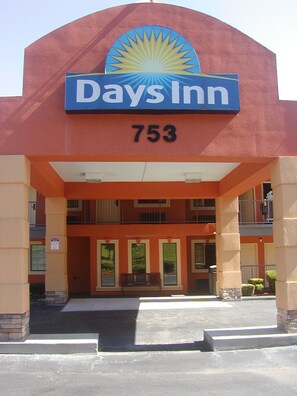 Front of property - Days Inn by Wyndham Marietta White Water (Marietta)