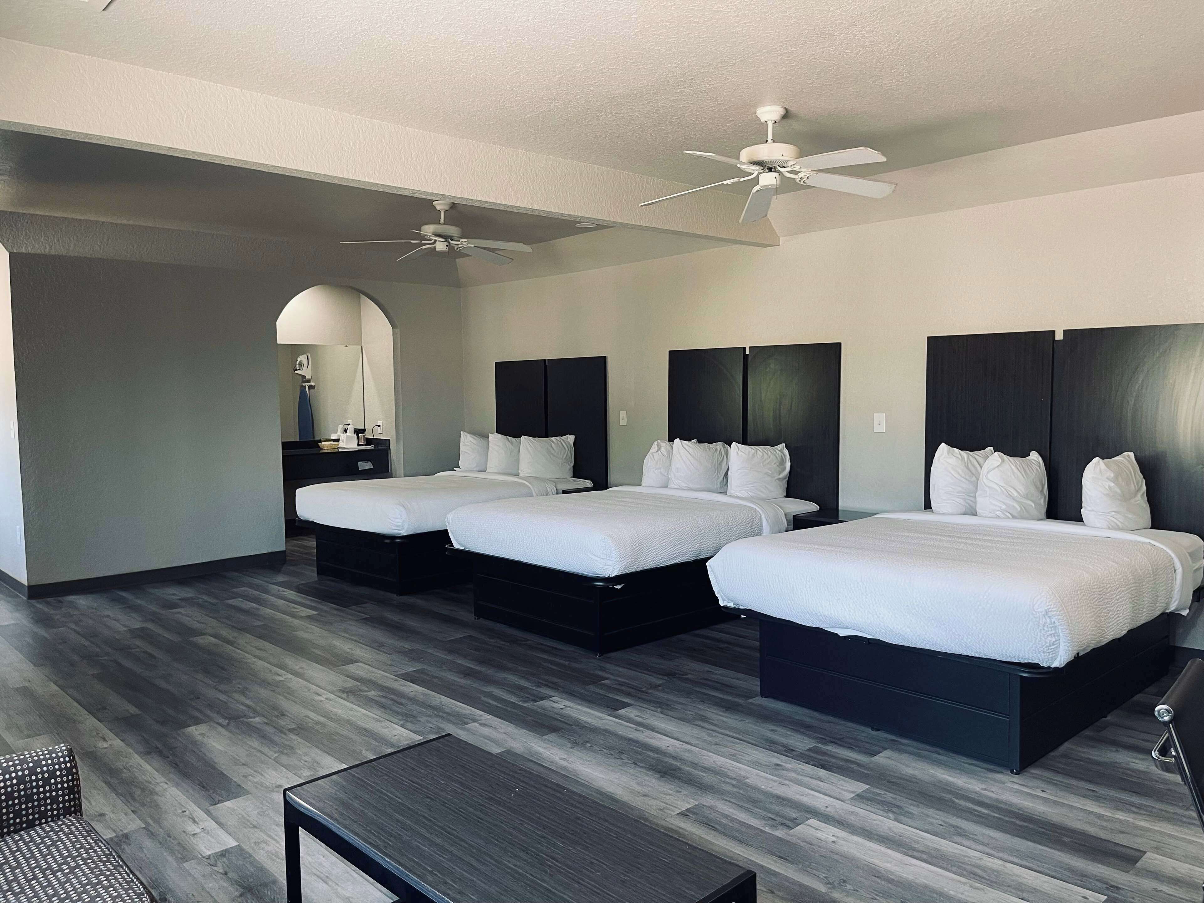 Room, Non Smoking, Refrigerator & Microwave | Fitness facility