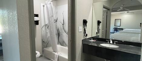 Ducha y bañera combinadas, secador de pelo y toallas