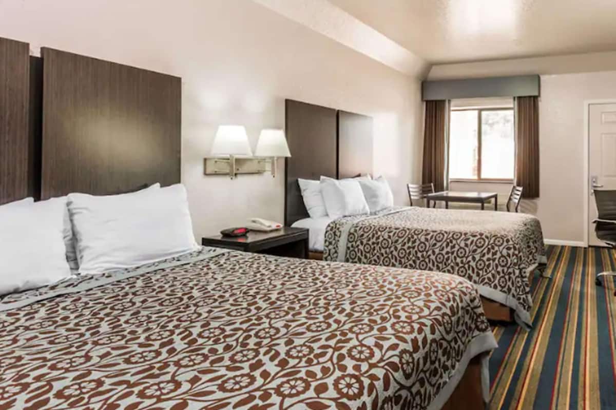 Escritorio, cortinas blackout y tabla de planchar con plancha
