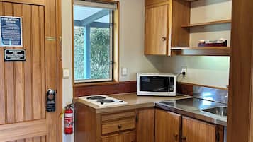 Suite, 1 Bedroom | Private kitchen | Fridge, microwave, coffee/tea maker, electric kettle