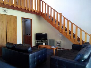 Desk, iron/ironing board, free WiFi, bed sheets - Larchwood Motel (Hanmer Springs)