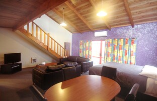 Escritorio, tabla de planchar con plancha, wifi gratis y ropa de cama