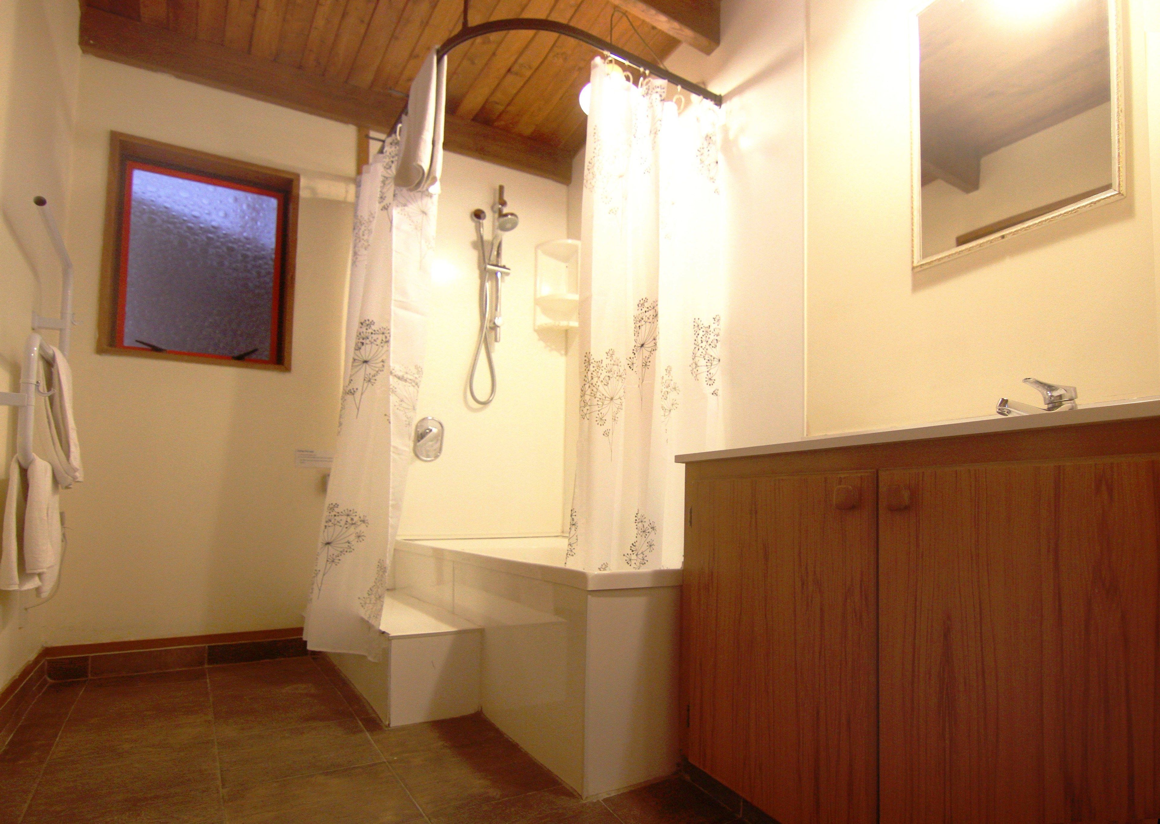 Artículos de higiene personal gratuitos, secador de pelo y toallas