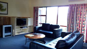 Phòng, 2 phòng ngủ (Unit) | Phòng khách | TV màn hình phẳng, đầu đĩa DVD