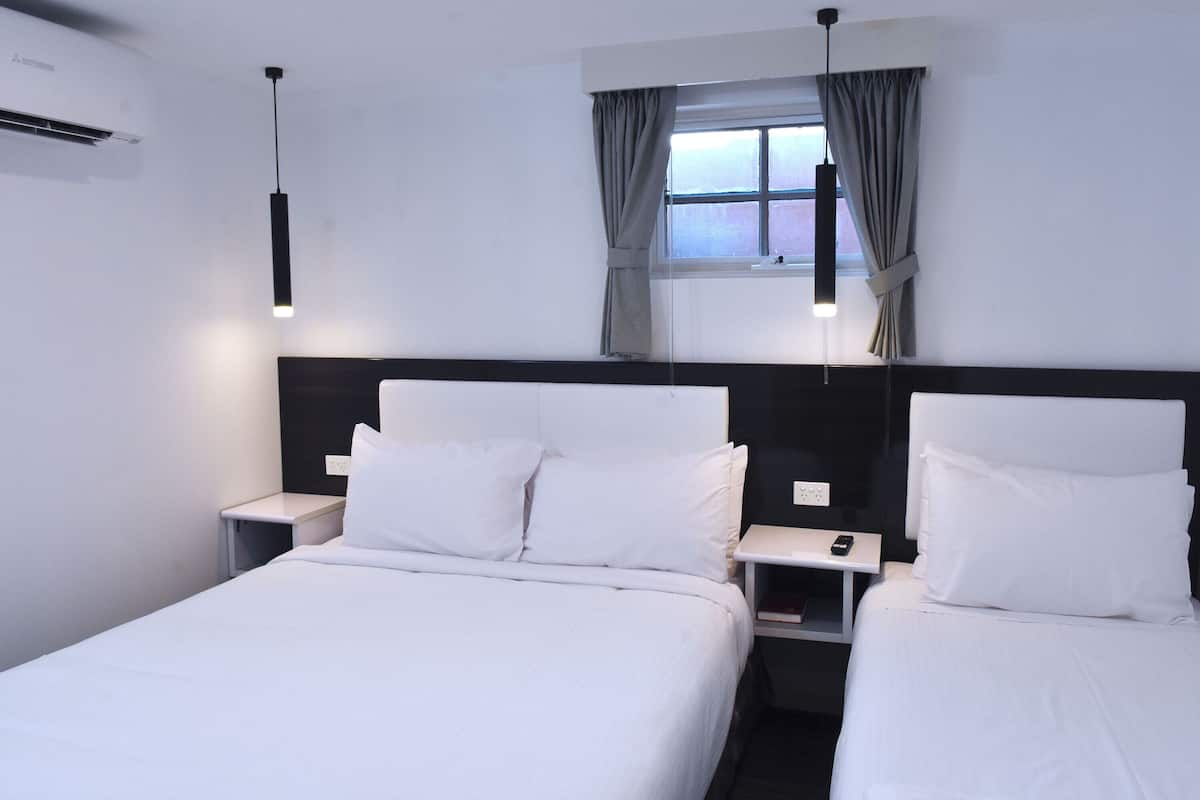 Apartamento estándar, varias camas | Sábanas de algodón egipcio y ropa de cama de alta calidad