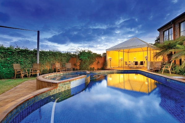 Outdoor spa tub