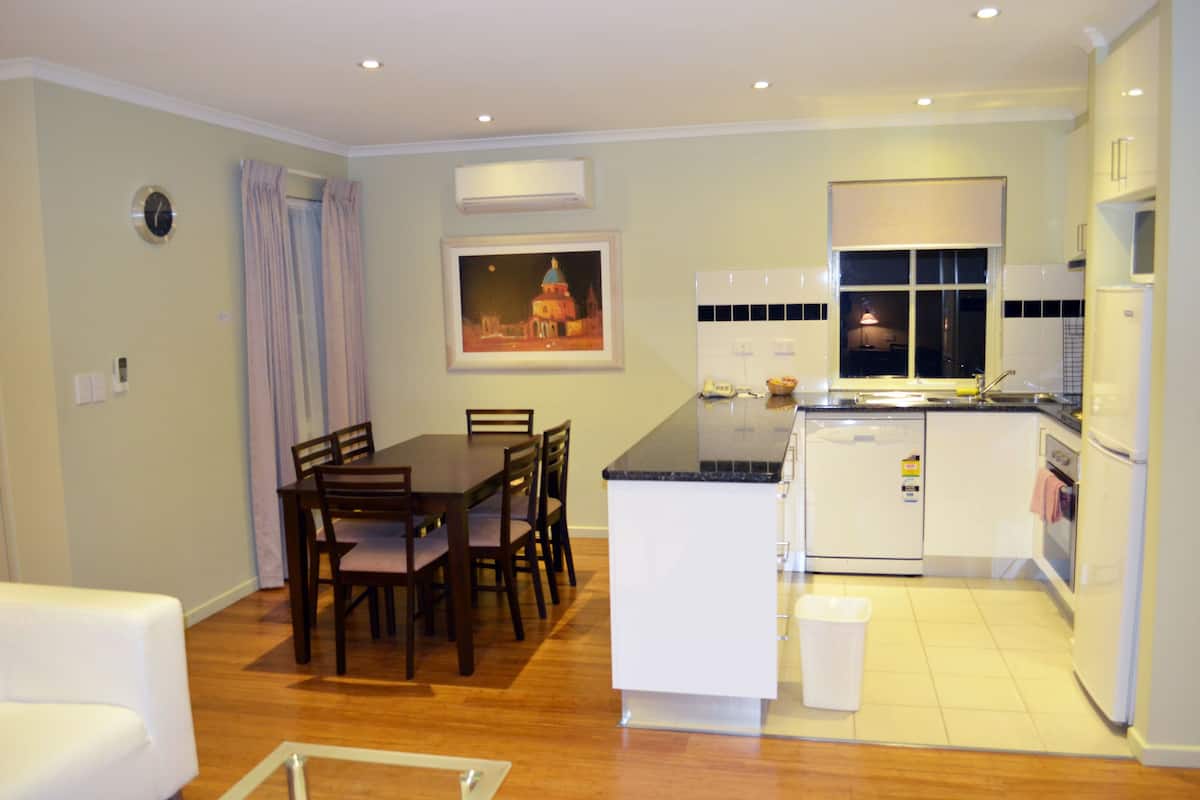 Cafetera o tetera, hervidor eléctrico, tostadora y mesa de comedor