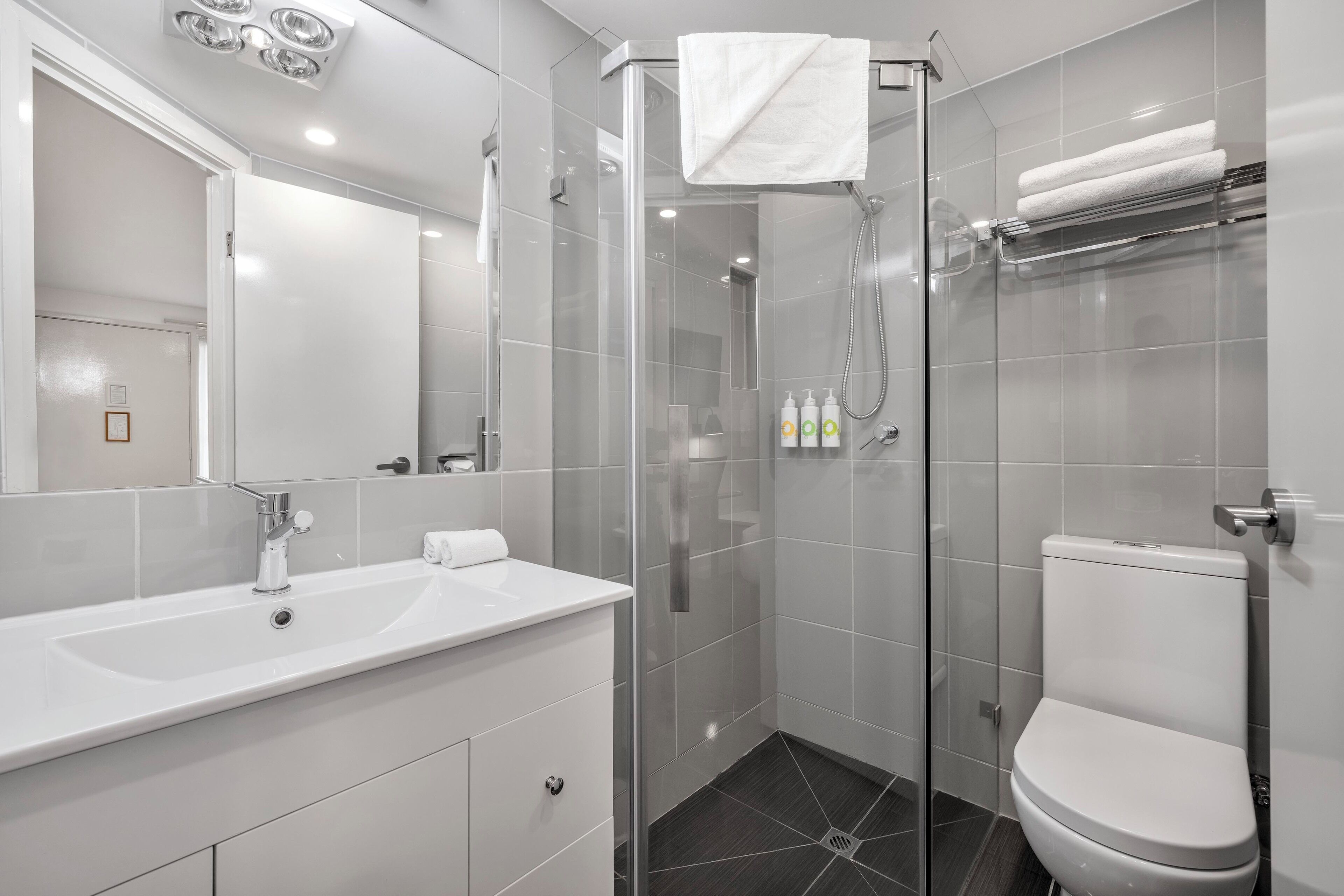 Shower, rainfall showerhead, free toiletries, hair dryer