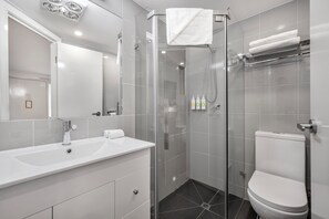 Shower, rainfall showerhead, free toiletries, hair dryer - Best Western Plus Buckingham International (Highett)