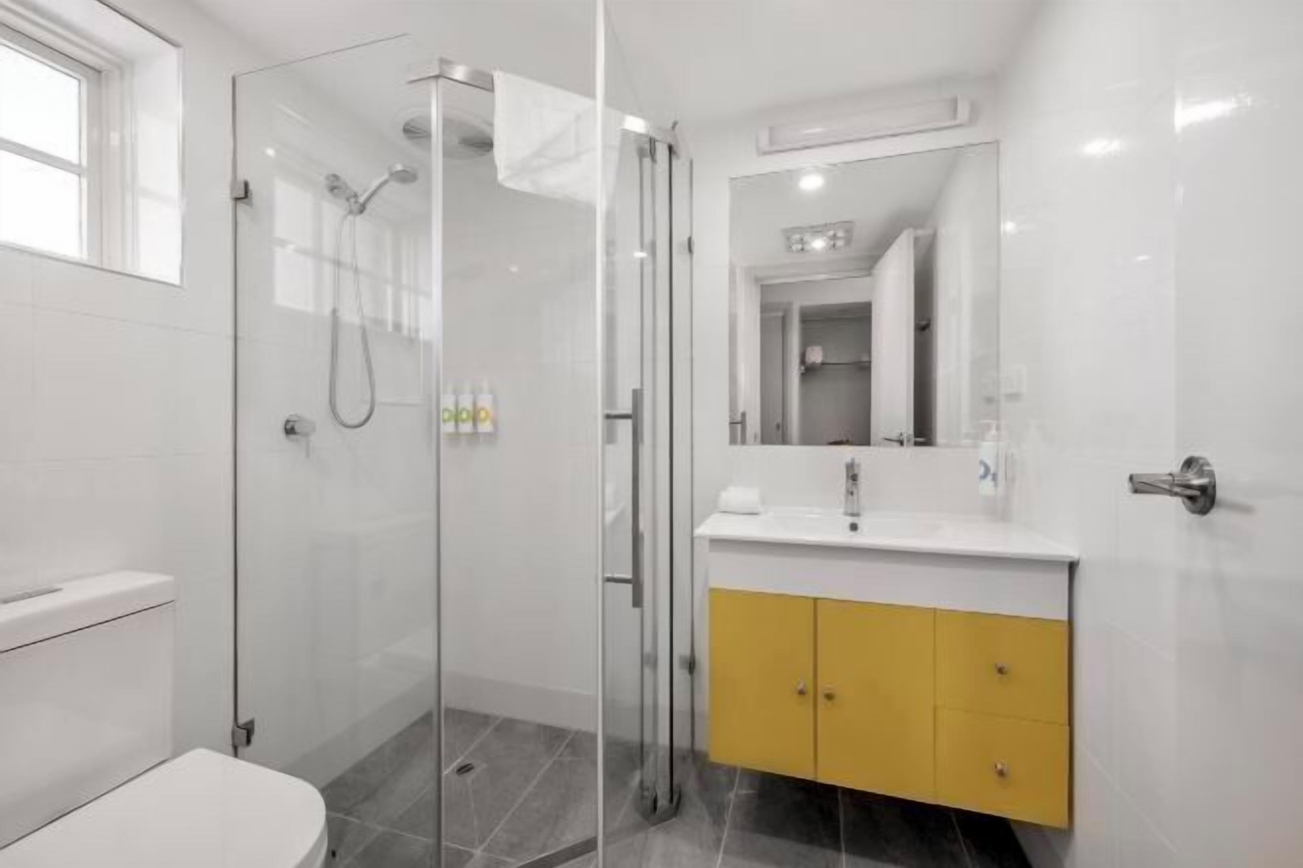 ห้องน้ำ | ฝักบัว, เรนชาวเวอร์, ของใช้ในห้องน้ำฟรี, ไดร์เป่าผม