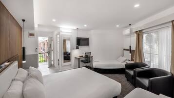 Family Room | Egyptian cotton sheets, premium bedding, pillowtop beds, in-room safe