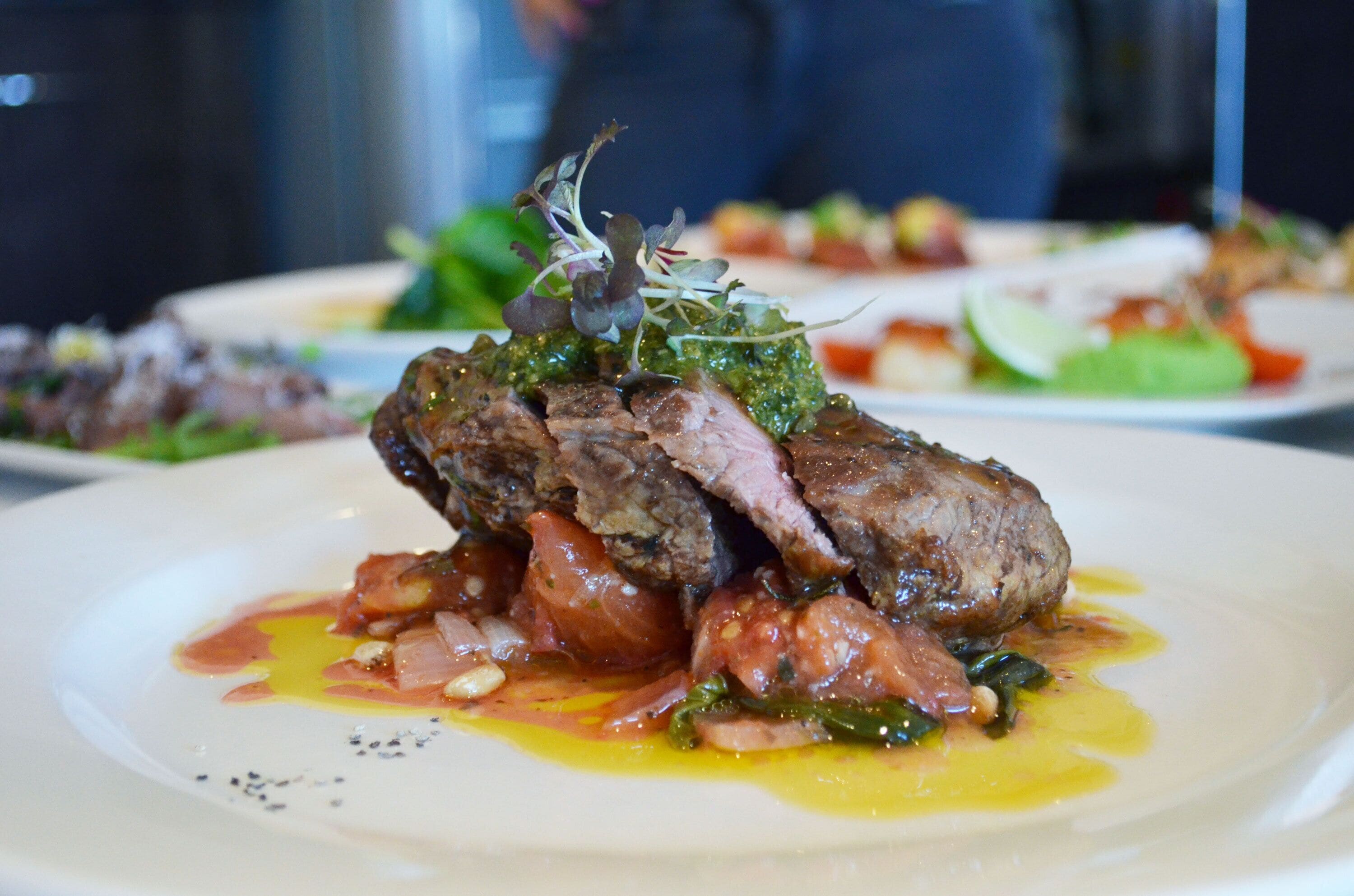 Un plato de comida con un guiso de carne, verduras y salsa.