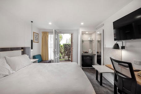 Compact Queen | Egyptian cotton sheets, premium bedding, pillowtop beds, in-room safe