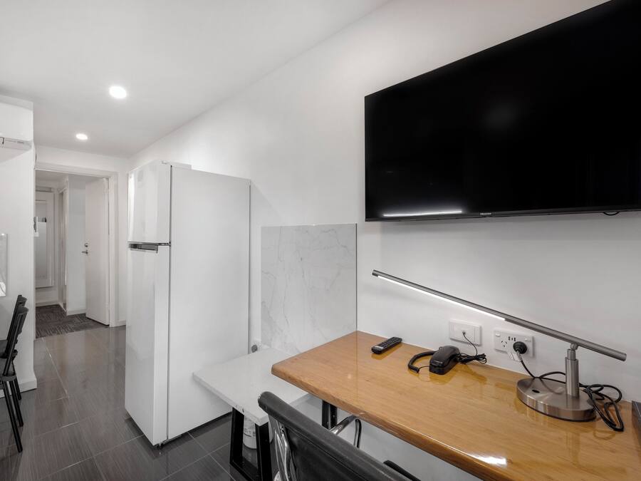 Televisi LED 42-inci dengan saluran TV digital dan layanan streaming