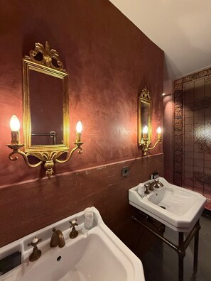 Habitación doble Deluxe | Baño | Amenidades de baño gratuitas, secadora de cabello, jabón, shampoo