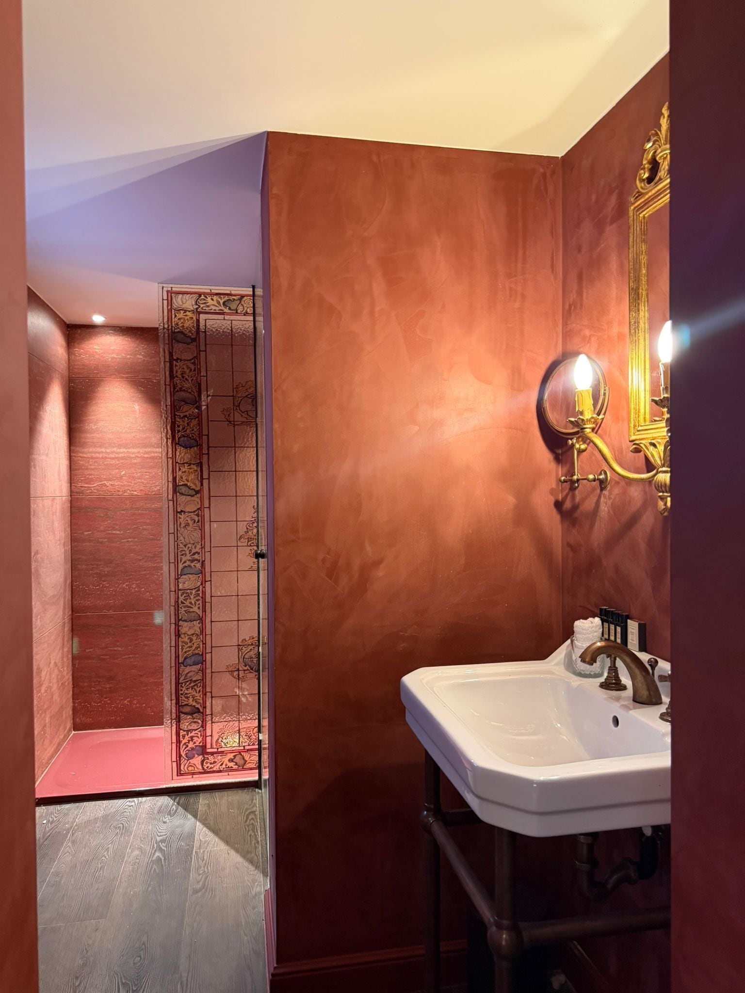 Classic Double Room | Bathroom | Free toiletries, hair dryer, towels, soap