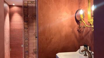 Classic Double Room | Bathroom | Free toiletries, hair dryer, towels, soap