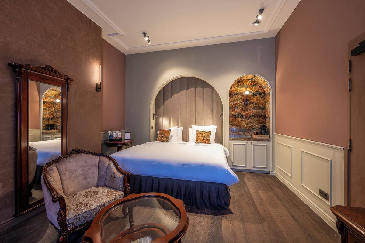 Premium Suite, Courtyard View | Minibar, desk, iron/ironing board (on request), WiFi (free)