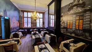 Café da manhã continental todos os dias (EUR 15 por pessoa) 