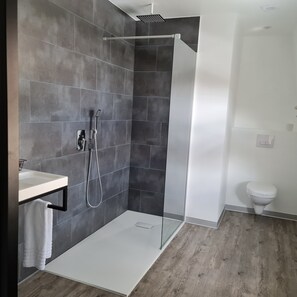 Quarto duplo básico, 2 camas de solteiro | Banheiro | Produtos de toalete grátis, secador de cabelo