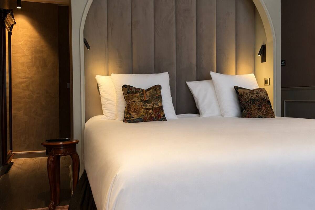 Deluxe Double Room | Minibar, desk, iron/ironing board (on request), WiFi (free)
