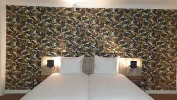 Quarto duplo básico, 2 camas de solteiro | Escrivaninha, ferros/tábuas de passar roupa, berços grátis