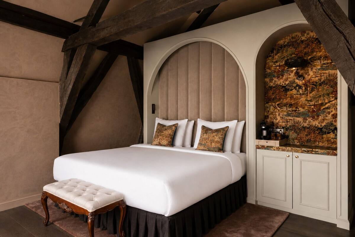 Junior Suite | Minibar, desk, iron/ironing board (on request), WiFi (free)