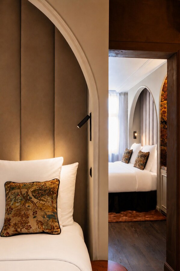 Deluxe Quadruple Room | Minibar, desk, iron/ironing board (on request), WiFi (free) - Hotel Cour Saint Georges by CW Hotel Collection (Ghent)