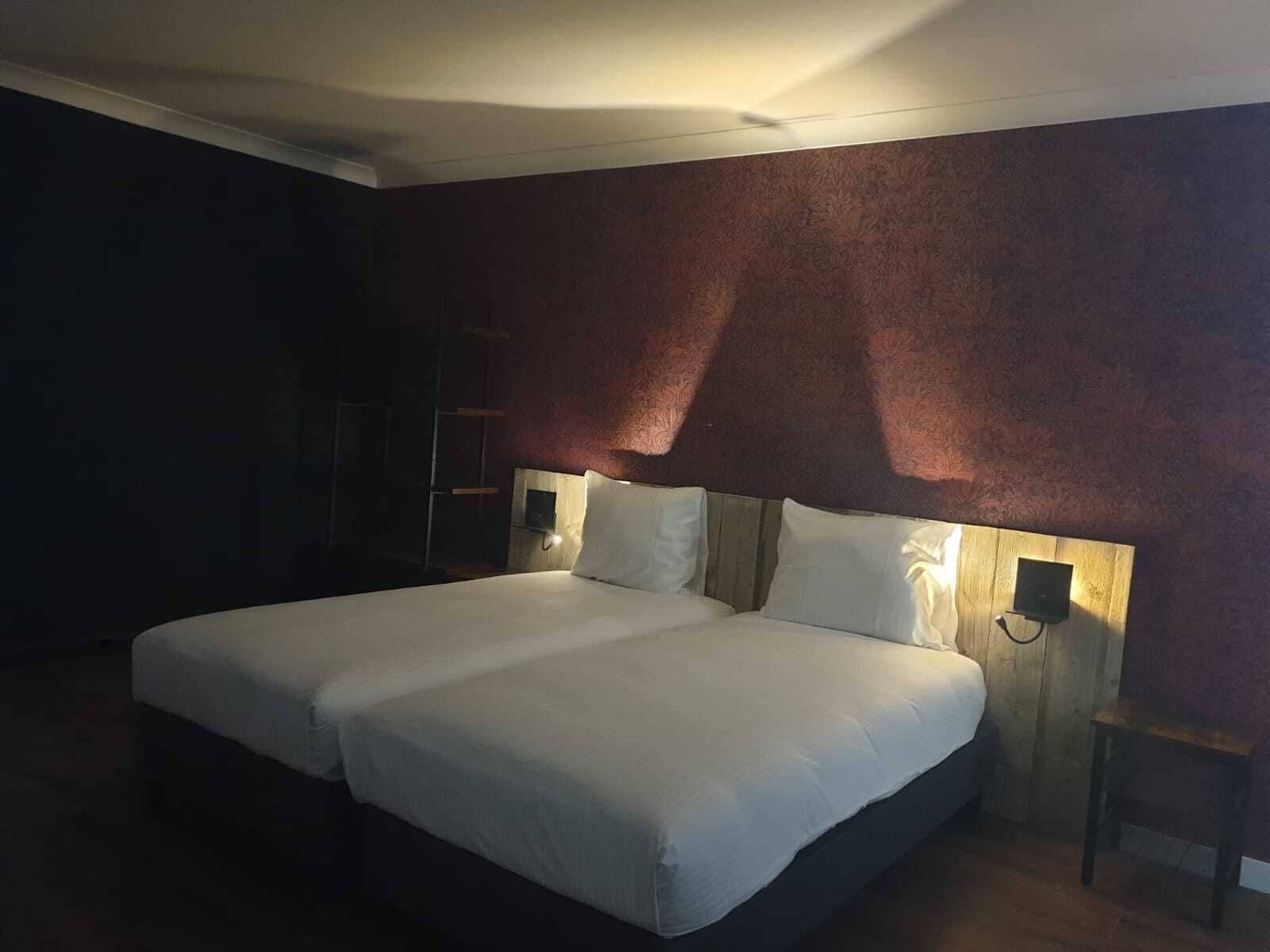 Habitación básica con 2 camas individuales, 2 camas individuales | Escritorio, tabla de planchar con plancha y cunas gratuitas 