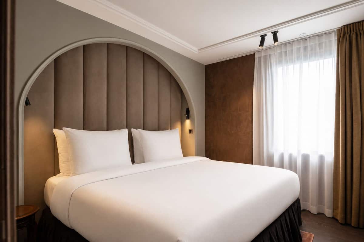 Minibar, escritorio, tabla de planchar con plancha y wifi gratis