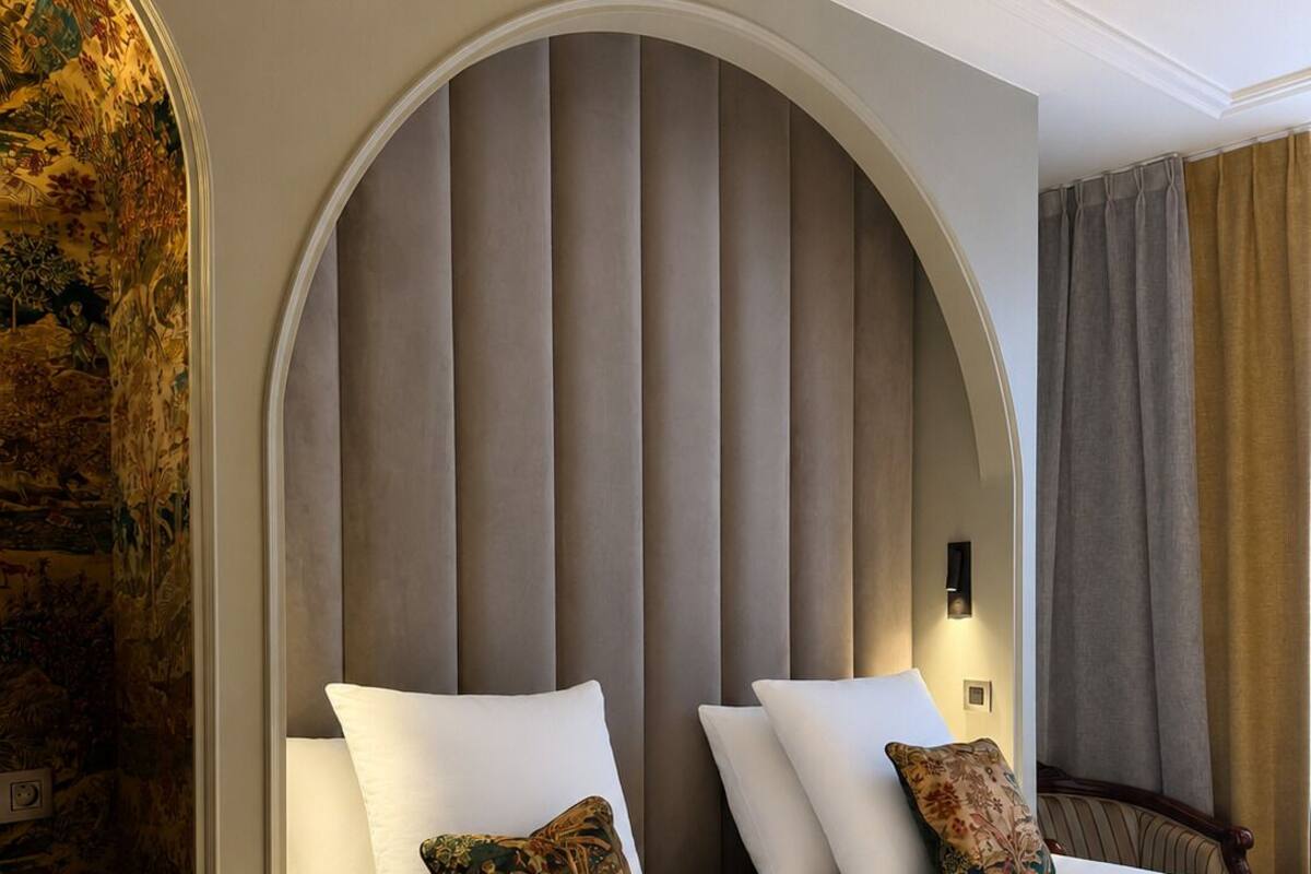 Classic Double Room | Minibar, desk, iron/ironing board (on request), WiFi (free)
