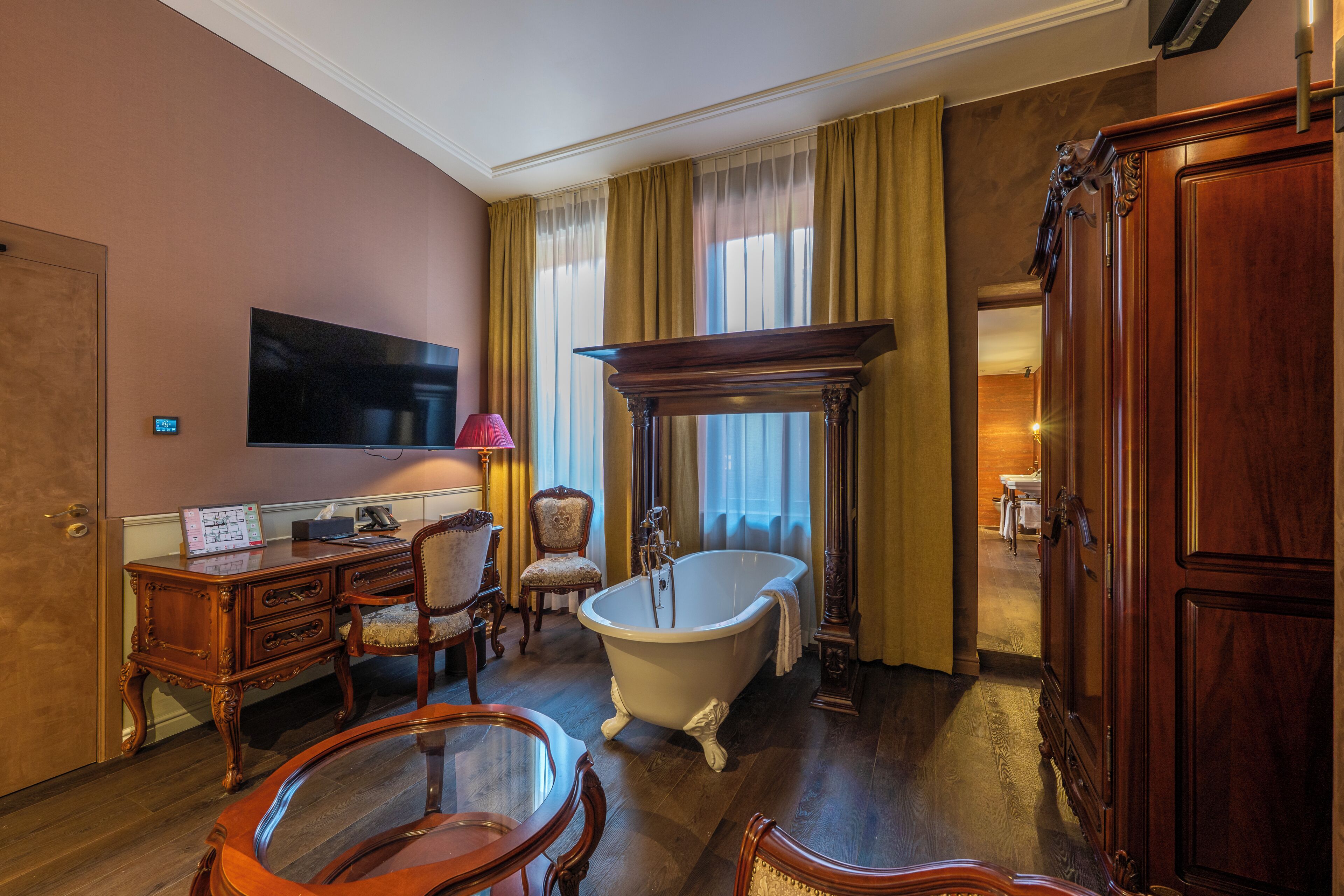 Premium-Suite, Blick auf den Innenhof | Minibar, Schreibtisch, Bügeleisen/Bügelbrett, kostenloses WLAN