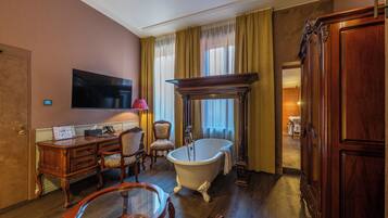 Premium-Suite, Blick auf den Innenhof | Minibar, Schreibtisch, Bügeleisen/Bügelbrett, kostenloses WLAN