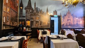 Desayuno continental diario (EUR 15 por persona)