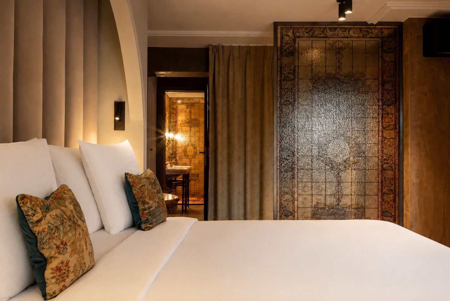 Minibar, desk, iron/ironing board, free WiFi