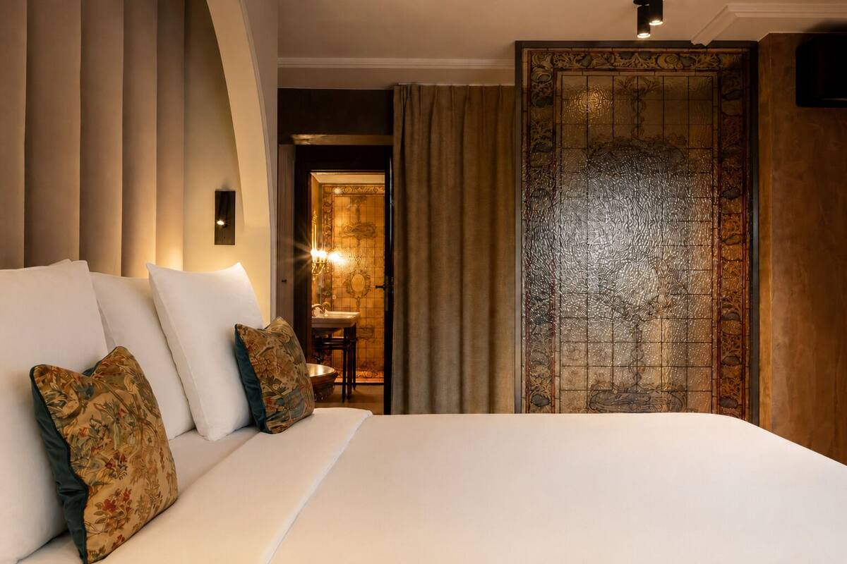 Suite | Minibar, desk, iron/ironing board (on request), WiFi (free)