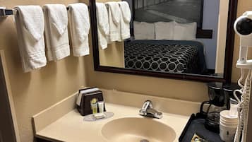 Tina con regadera, amenidades de baño gratuitas, secadora de cabello