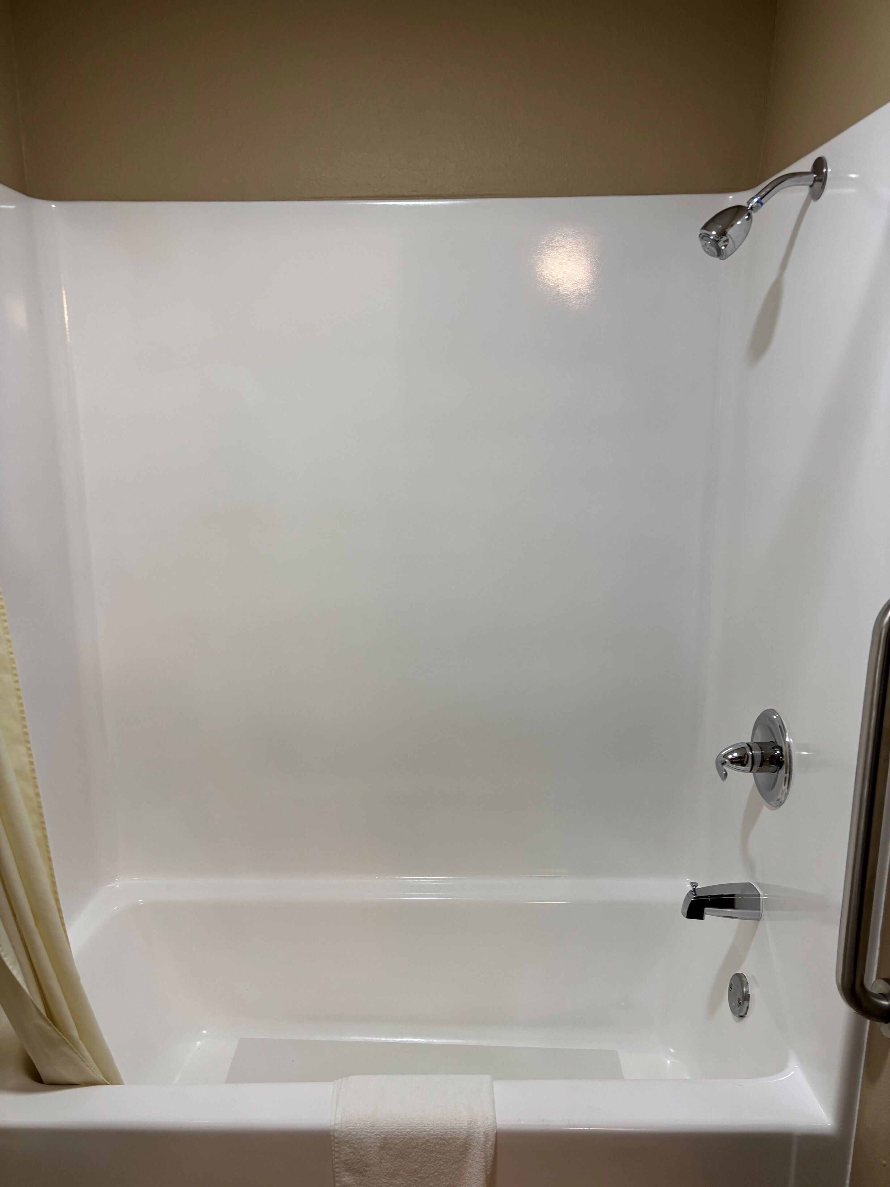 Combined shower/tub, free toiletries, hair dryer, towels
