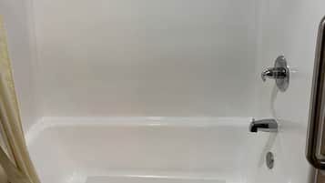 Combined shower/tub, free toiletries, hair dryer, towels