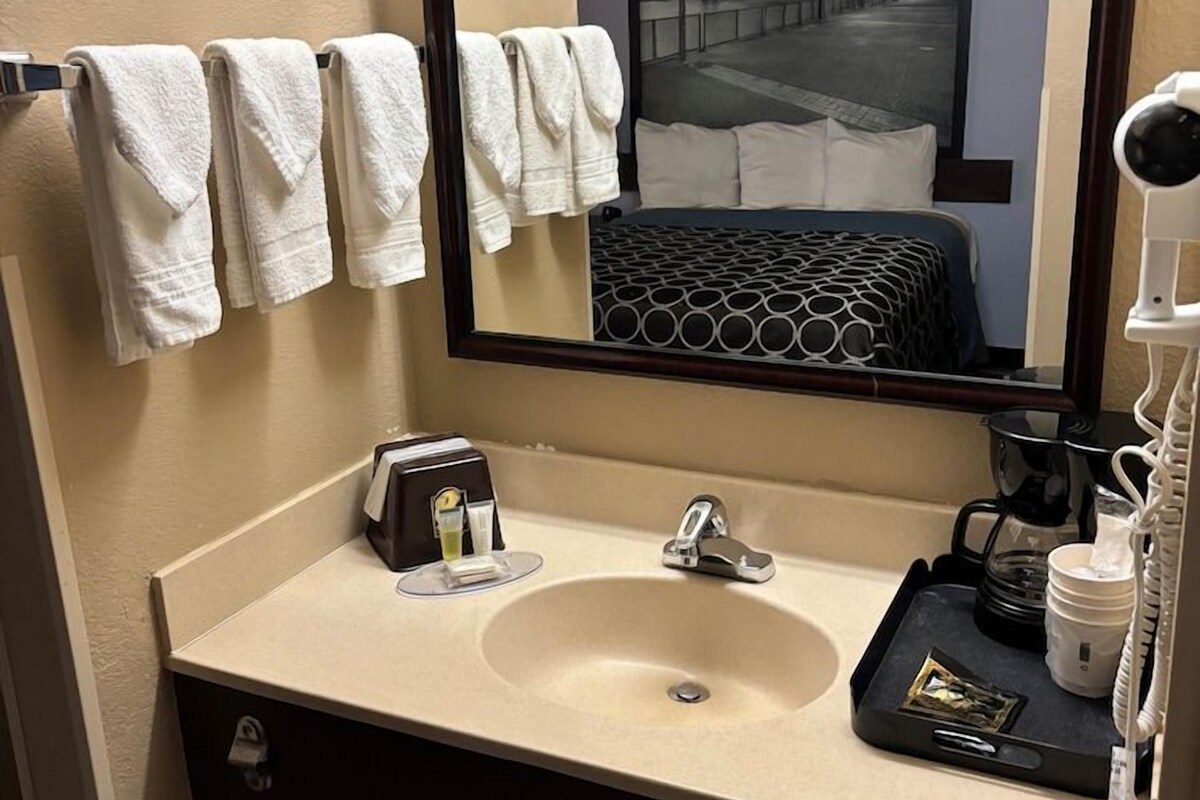 Bathroom | Combined shower/tub, free toiletries, hair dryer, towels