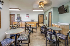 Breakfast area - Econo Lodge Custer - Crazy Horse Area (Custer)