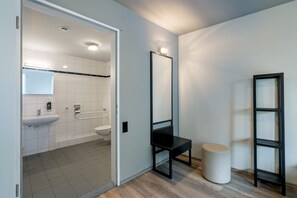 Accessible bathroom - a&o Berlin Friedrichshain (Berlin)